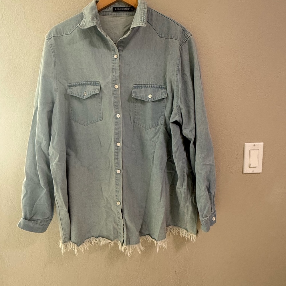 Zilcremo Light Wash Denim Button-Up Shirt with Frayed Hem Women’s XXL
